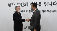 [포토] 악수 나누는 정진석 위원장과 필립 골드버그 대사