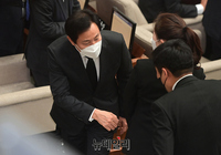 [포토] 본회의장 나서는 오세훈 서울시장