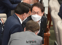 [포토] 서울시의회 본회의 참석하는 조희연 교육감