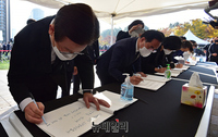 [포토] 서울광장 합동분향소 방명록 작성하는 이재명 대표