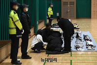 [포토] '이태원 압사 사고' 유류품 찾는 관계자들