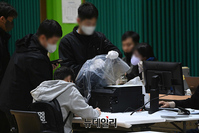 [포토] '이태원 압사 사고' 유류품 수령하는 관계자