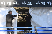 [포토] 합동분향소 가림막 치는 용산구청 직원들