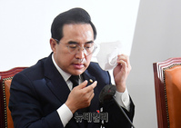 [포토] 정책조정회의서 마스크 벗는 박홍근 원내대표