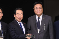 [포토] 악수하는 정진석·'누카가 후쿠시로'