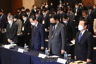 [포토] '이태원 압사사고' 사망자에 대한 묵념하는 한일의원들