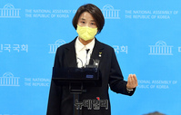[포토] 질문에 답하는 이은주 정의당 원내대표