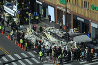 [포토] '이태원 압사 사고' 일주일째...추모 이어가는 시민들