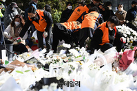 [포토] 추모물품 정리하는 용산구 자원봉사자들