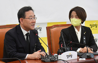 [포토] 대화 나누는 주호영·이은주