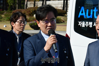 [포토] 자율주행차 앞에서 발언하는 공영운 현대차 사장