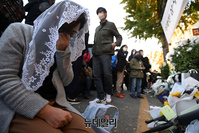 [포토] 이태원 추모공간서 눈물 흘리는 시민들