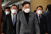 [포토] 입장하는 국민의힘 지도부