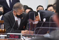 [포토] 인사 나누는 오세훈 서울시장과 이상민 행정안전부 장관