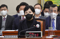 [포토] 질문 듣고 있는 전현희 국민권익위원회 위원장