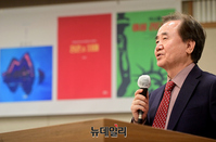 [포토] 시인 박언휘 소개하는 구석본 시인시대 주간