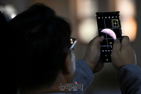 [포토] 개기월식 바라보는 시민들