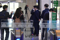 [포토] 민주당 정무조정실 압수수색 거부당한 검찰