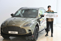 [포토] 메이저리거 김하성, 애스턴마틴과 함께