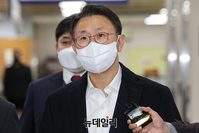 [포토] 취재진 질문 듣는 김형준 전 부장검사