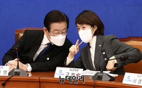 [포토] 대화 나누는 이재명 대표와 고민정 최고위원