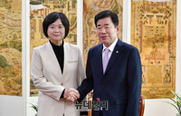 [포토] 악수 나누는 김진표·이정미