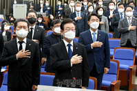 [포토] 국민의례하는 이재명 더불어민주당 대표