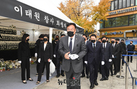 [포토] '이태원 압사사고' 합동분향소 나서는 정진석 비대위원장