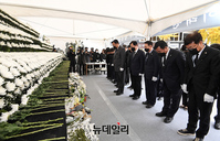 [포토] '이태원 압사사고' 합동분향소 찾은 국민의힘