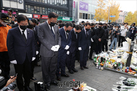 [포토] '이태원 압사사고' 추모공간서 묵념하는 국민의힘