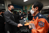 [포토] 소방대원 격려하는 정진석 비대위원장