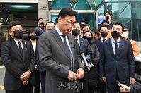 [포토] 취재진 질문 답하는 정진석 비대위원장