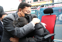 [포토] '이태원 압사 사고' 유족 위로하는 정진석 비대위원장