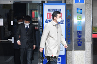 [포토] 압수수색 마치고 민주당사 떠나는 검찰 관계자들
