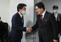 [포토] 악수 나누는 권성동·김진태