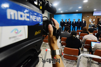 [포토] MBC 전용기 탑승 불허 규탄하는 민주당 과방위 의원들