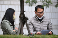 [포토] 1심선고 자료보는 윤택근 민노총 수석부위원장