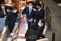 [포토] 동료 의원들과 대화 나누는 이재명 민주당 대표