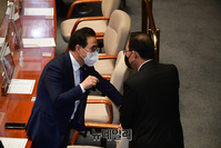 [포토] 대화 나누는 주호영·박홍근