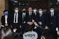 [포토] 기자들의 질문에 답하는 이재명 민주당 대표