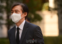 [포토] 검은넥타이 메고 공판 출석하는 조국 