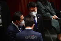 [포토] 예결위 회의장 찾은 박홍근 민주당 원내대표