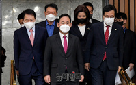 [포토] 입장하는 국민의힘 원내지도부