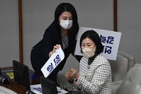 [포토] 'TBS 운영 조례 폐지' 규탄 손팻말 전달받는 민주당 의원들