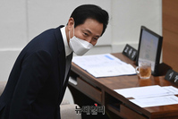 [포토] 본회의 참석하는 오세훈 서울시장