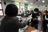 [포토] 2023학년도 수능 수험표 배부