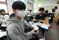 [포토] 수험표 확인하는 수험생들