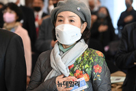 [포토] 국민의례하는 박선영 물망초 이사장