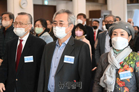 [포토] 애국가 제창하는 박선영·김종철·김석우