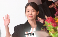 [포토] 압구정에 등장한 아이유 "오픈 축하해요"